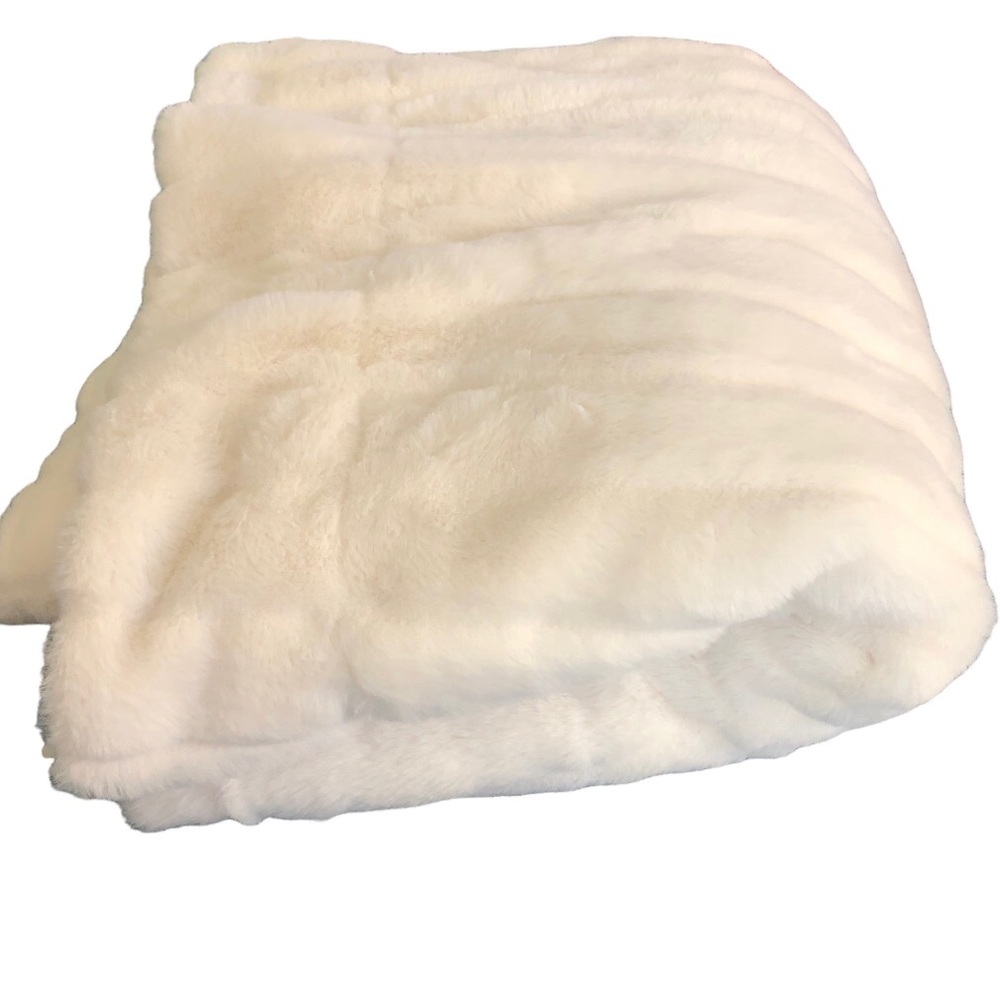 🌿 RACHEL ZOE 🌿 white faux fur blanket throw rug 50” x 60” BNWT - Picture 2 of 8